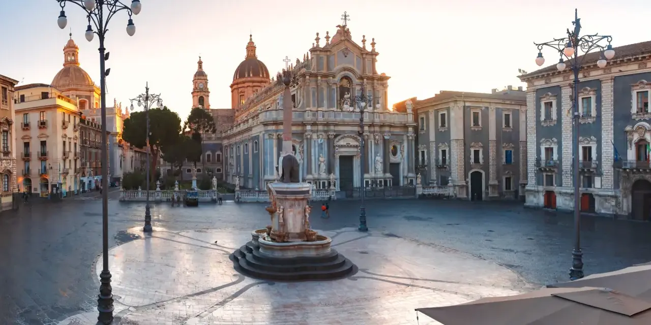 Piazza del Duomo w Katanii o wschodzie słońca. Czy w Katanii jest bezpiecznie? Tak, plac wygląda na spokojny i pusty.