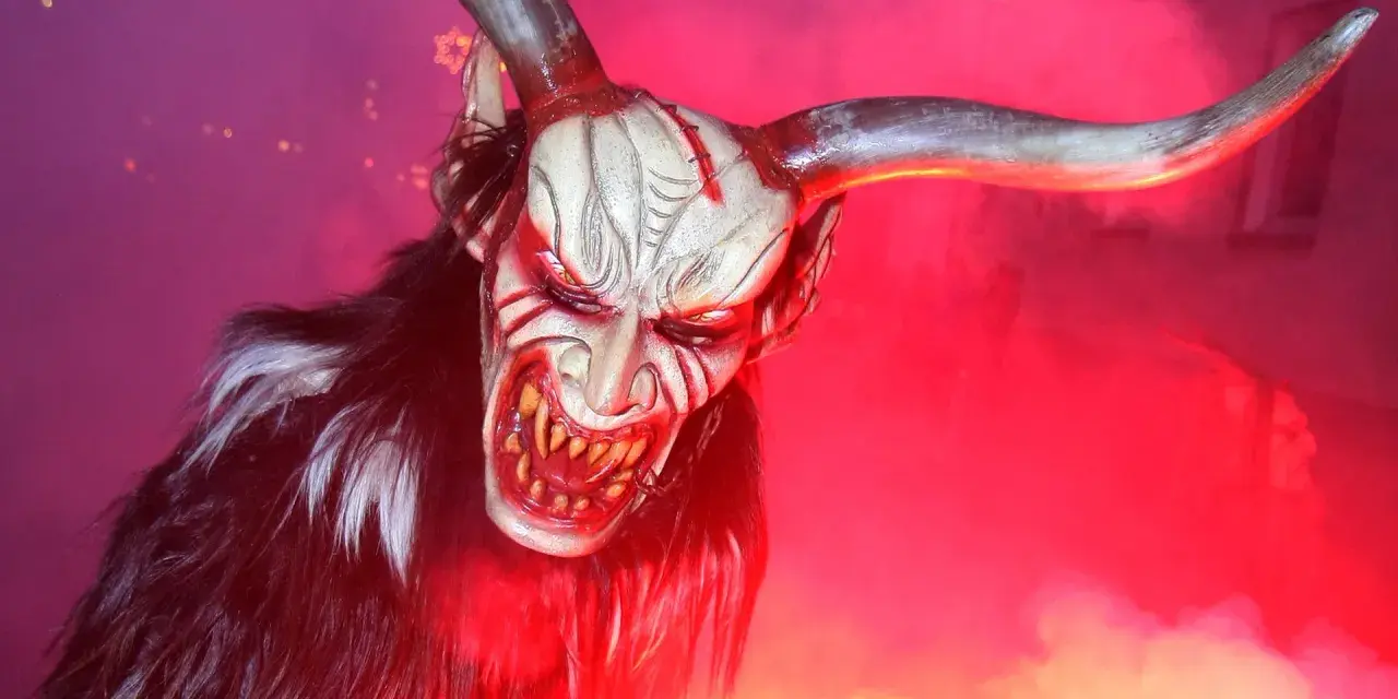 Gruselige Maske eines Teufels mit Hörnern und Fell, die an eine düstere Figur aus der Bibel erinnert.