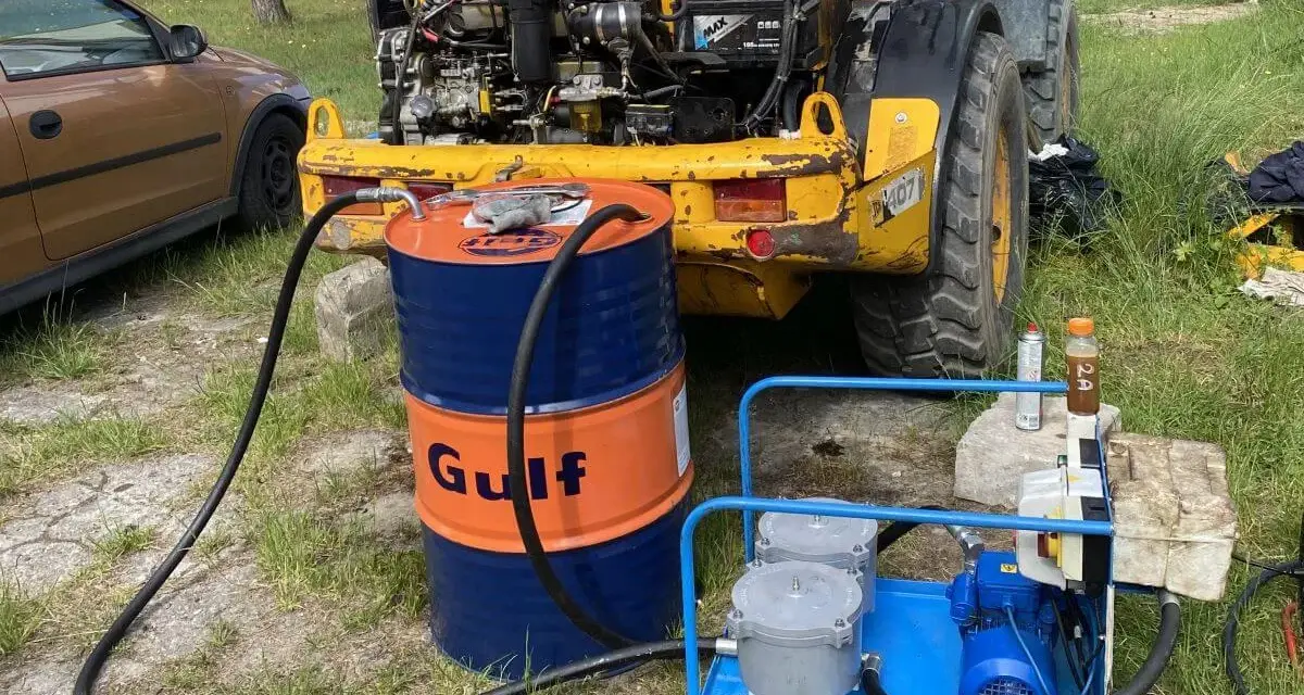 Jak sprawdzić poziom oleju hydraulicznego w koparce, aby uniknąć awarii