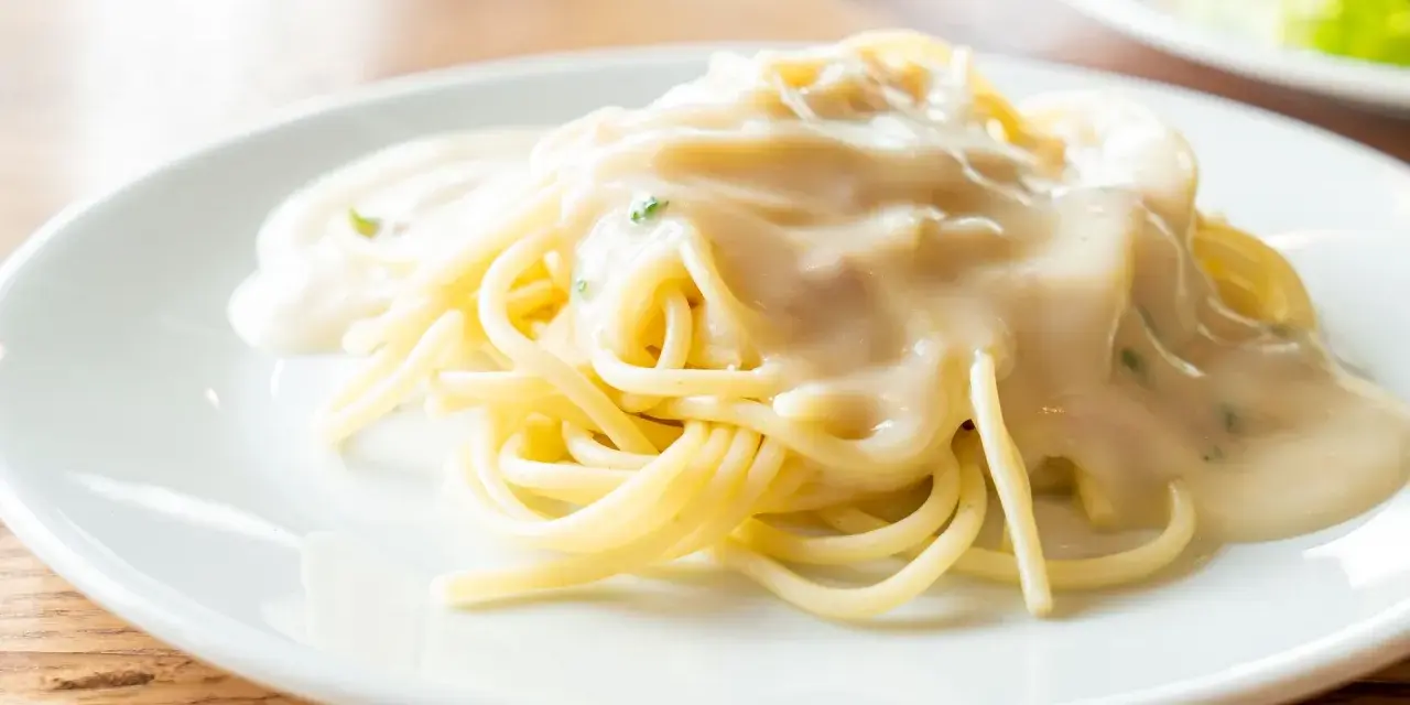 Pyszne spaghetti z kremowym sosem, idealne do podania z parmezanem. Jaki ser do spaghetti wybrać?