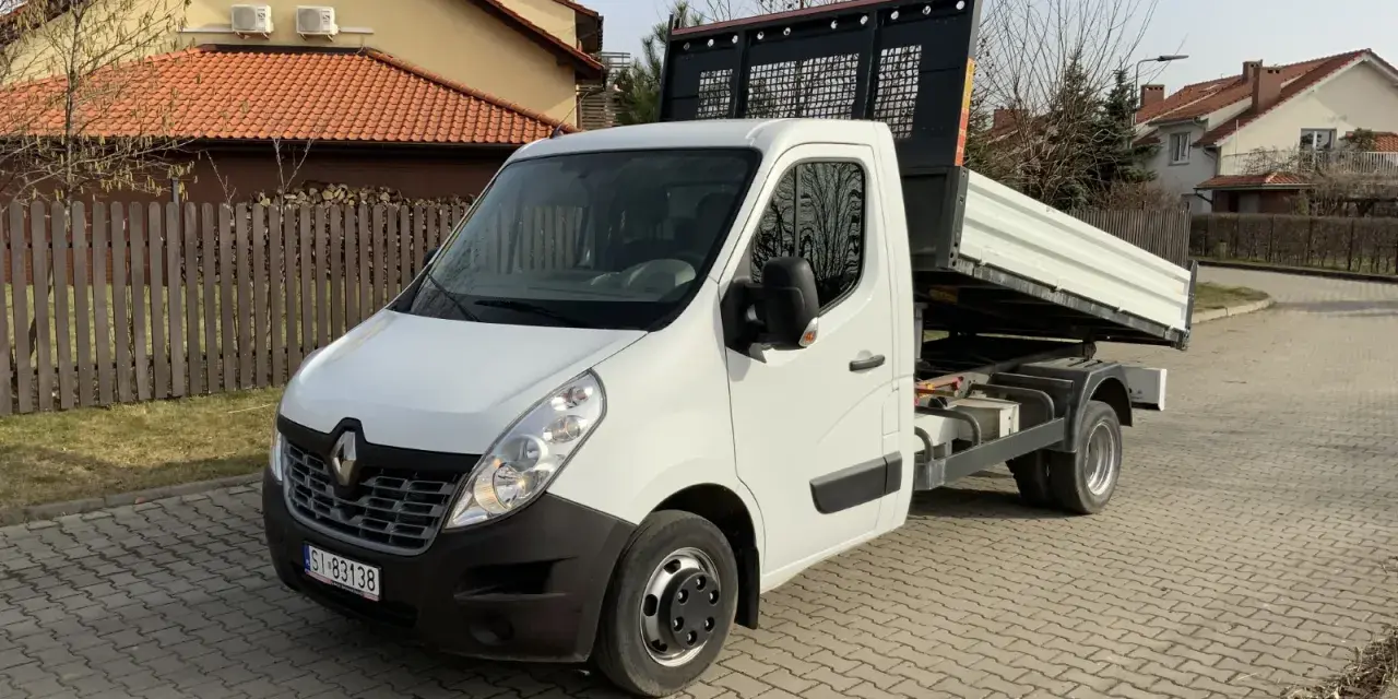 Biała wywrotka Renault Master gotowa do pracy. Idealna do transportu materiałów budowlanych. Wynajem wywrotki bez kierowcy to wygoda i oszczędność.