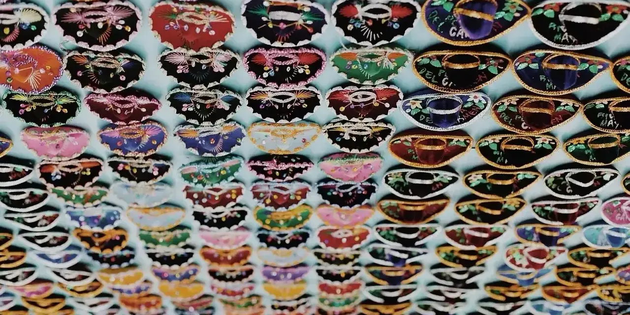 Kolorowe mini sombrero, idealne pamiątki, które warto przywieźć z Meksyku.