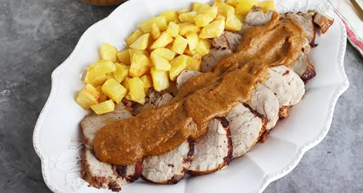 Delicioso solomillo a la cerveza, jugoso y tierno, acompañado de patatas fritas crujientes. Un plato principal que conquista paladares.