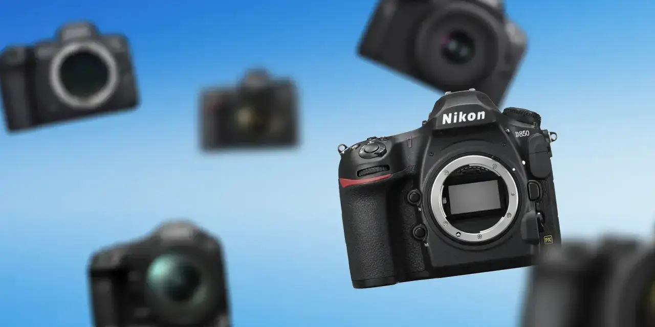 Kilka aparatów fotograficznych Nikon różnych modeli unoszących się na niebieskim tle.