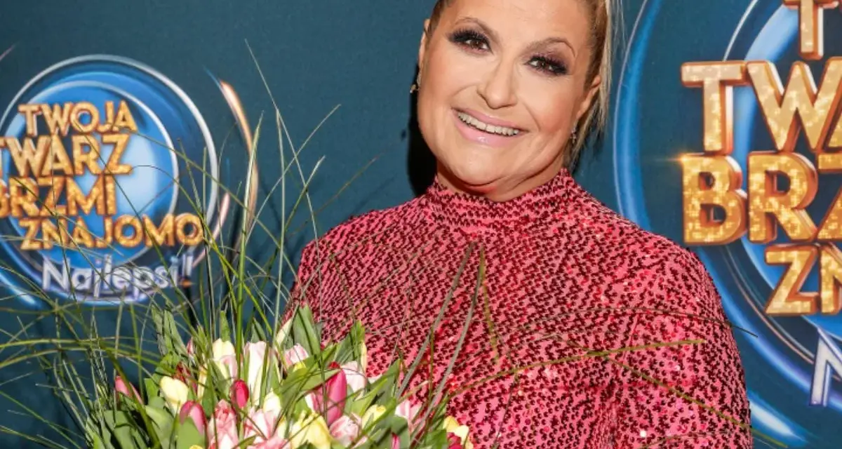 Małgorzata Szudarska Kuszewska z bukietem tulipanów na tle logo "Twoja twarz brzmi znajomo".