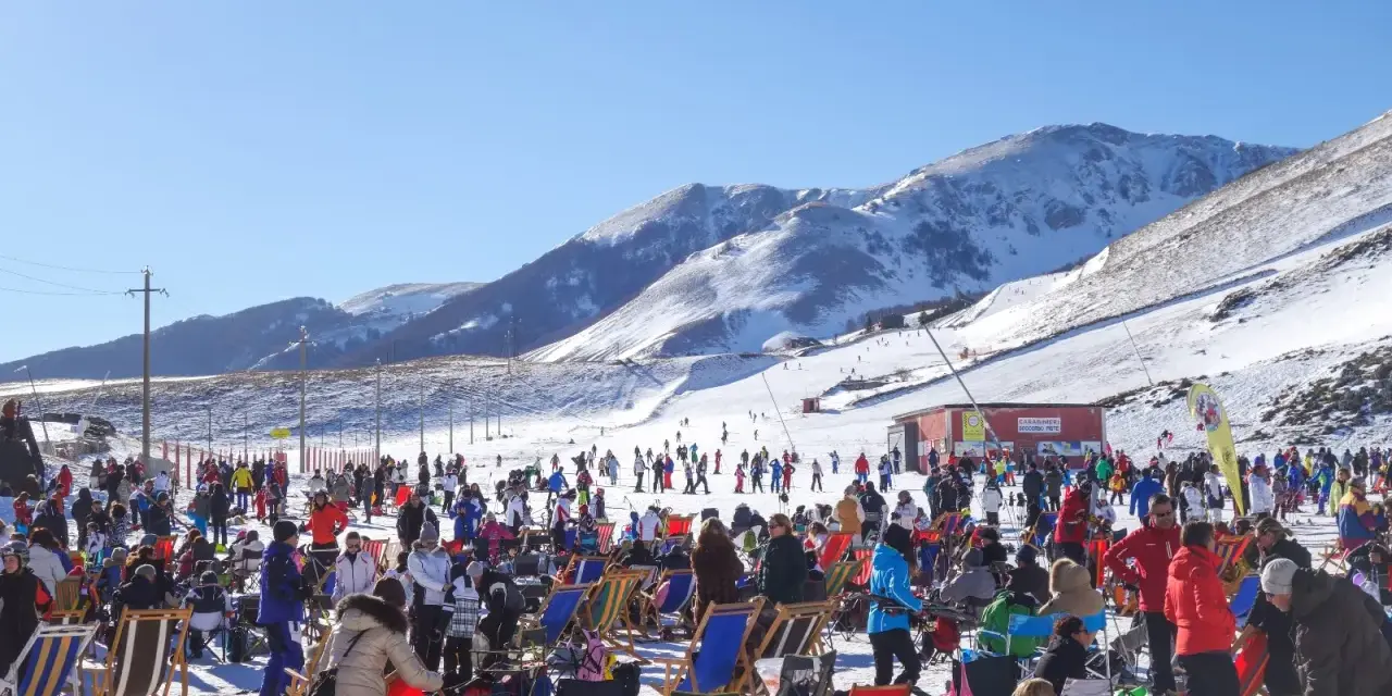Folla di sciatori e turisti a Roccaraso, godendosi la splendida giornata di sole e l'alta altitudine.