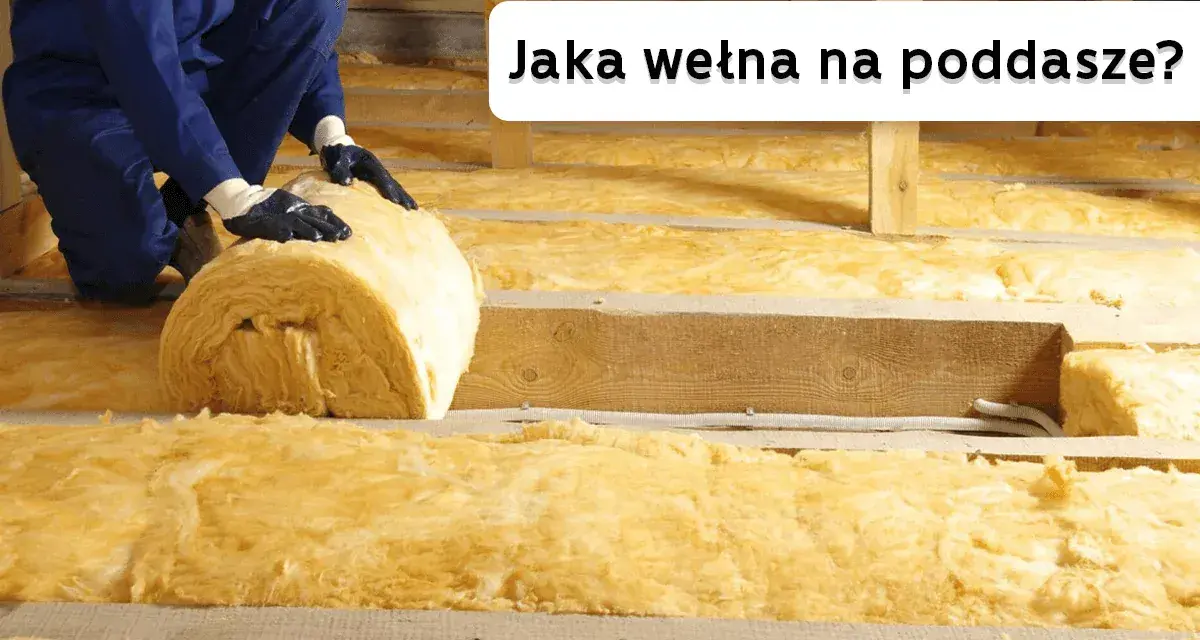Ocieplanie poddasza najlepszą wełną mineralną. Pracownik układa rolkę izolacji.