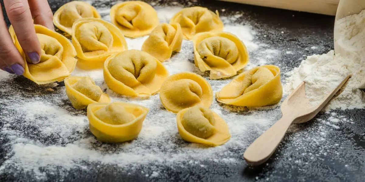 Z czym podać tortellini, aby zachwycić smakiem i prostotą?