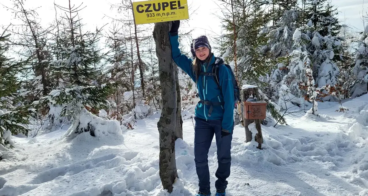 Dziewczyna na szczycie Czupel, 933 m n.p.m. Zimowa trasa w śniegu, piękne widoki.