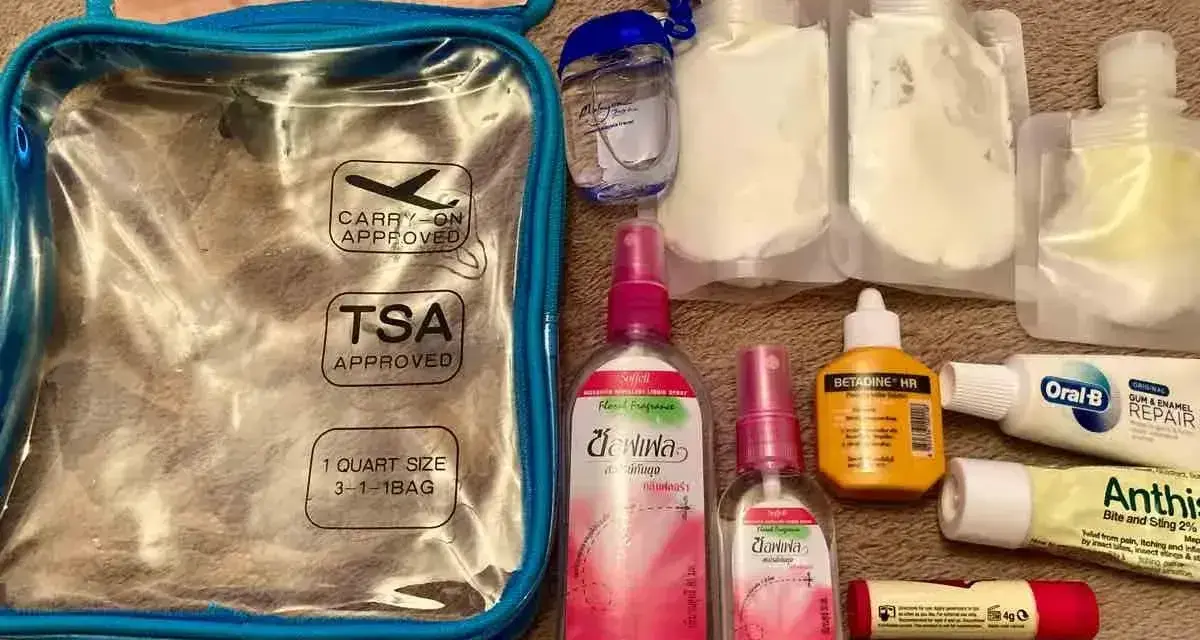Przezroczysta kosmetyczka TSA z płynami i kosmetykami. Czy można przewozić dezodorant w bagażu rejestrowanym? Tak, w tym przypadku wszystko jest dozwolone.