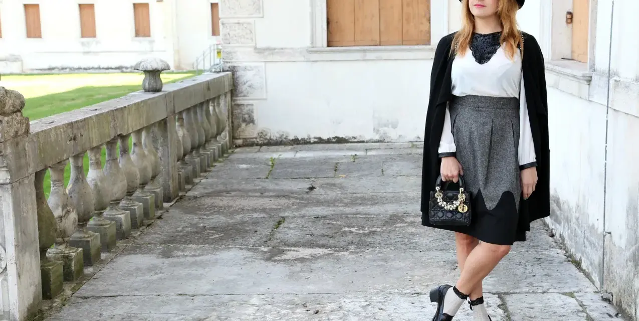 Donna con cappello nero, gonna grigia e francesine. Un look chic per ogni occasione, scopri come abbinarle!