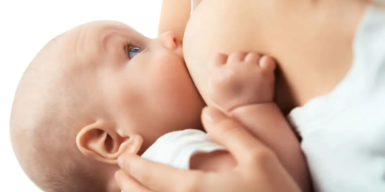 Malutkie dziecko karmione piersią. Zauważono, że dziecko ulewa 2 godziny po jedzeniu.