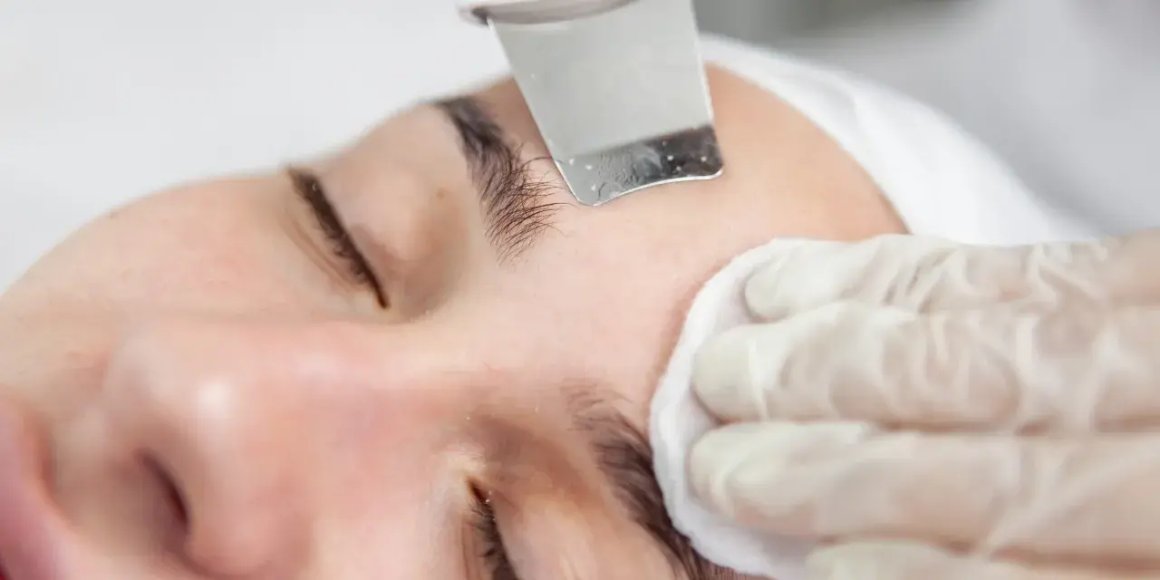 Peeling kawitacyjny usuwa zaskórniki, pozostawiając skórę gładką. Efekty widoczne od razu!