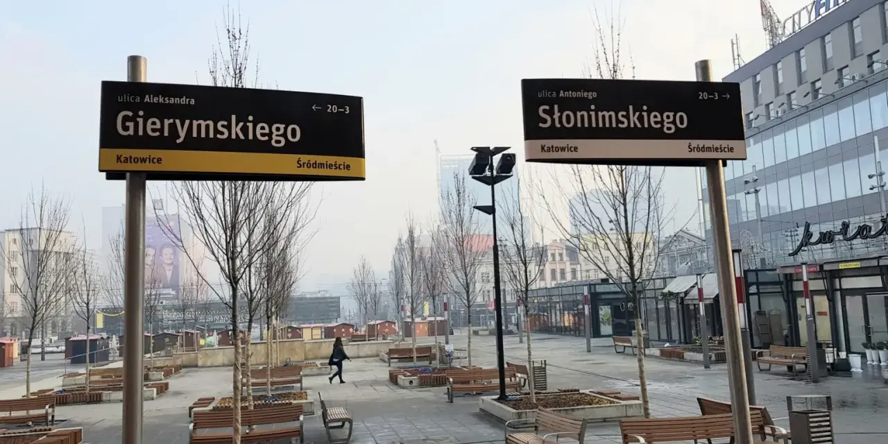 Znaki uliczne w Katowicach: Gierymskiego i Słonimskiego. Miejsce z ławkami i drzewami, idealne na sk rejestracja.