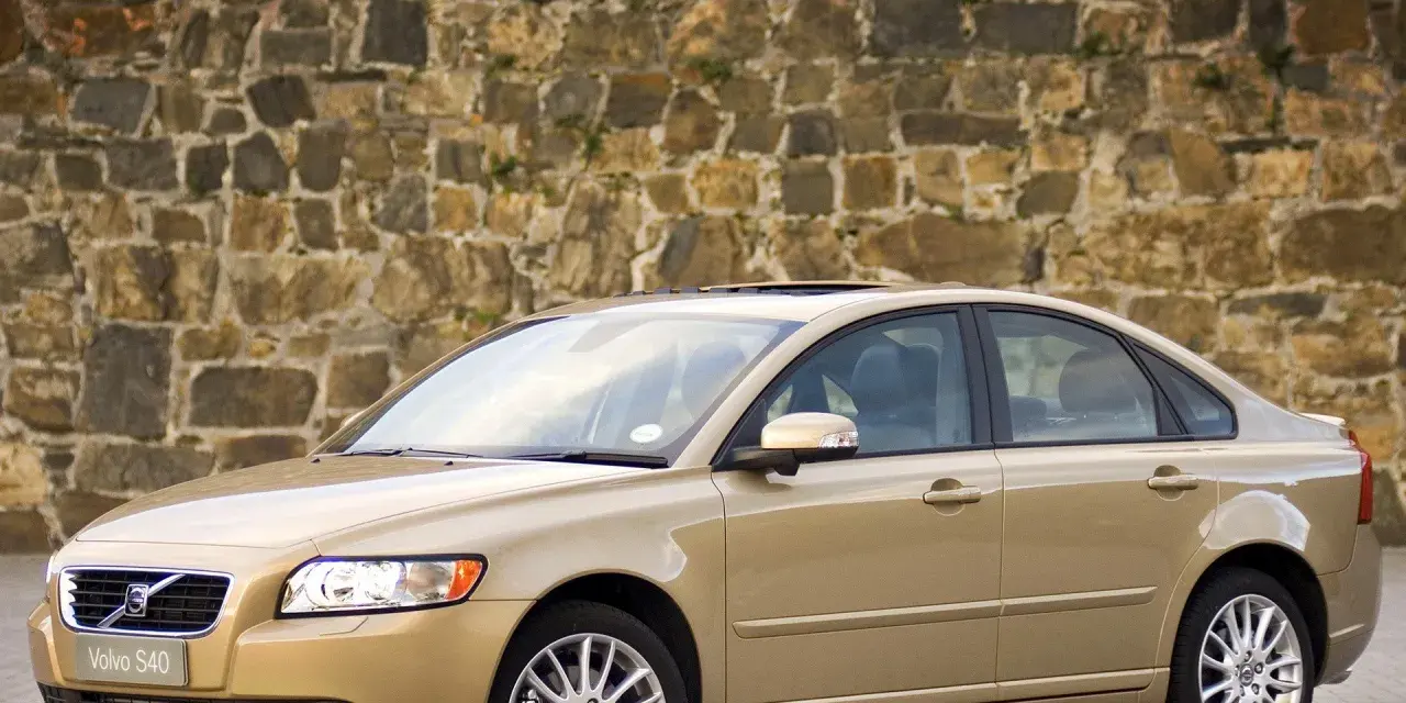 Złoty sedan Volvo S40, silnik 1.8 benzyna. Potencjalne wady tego modelu to m.in. wysokie spalanie.