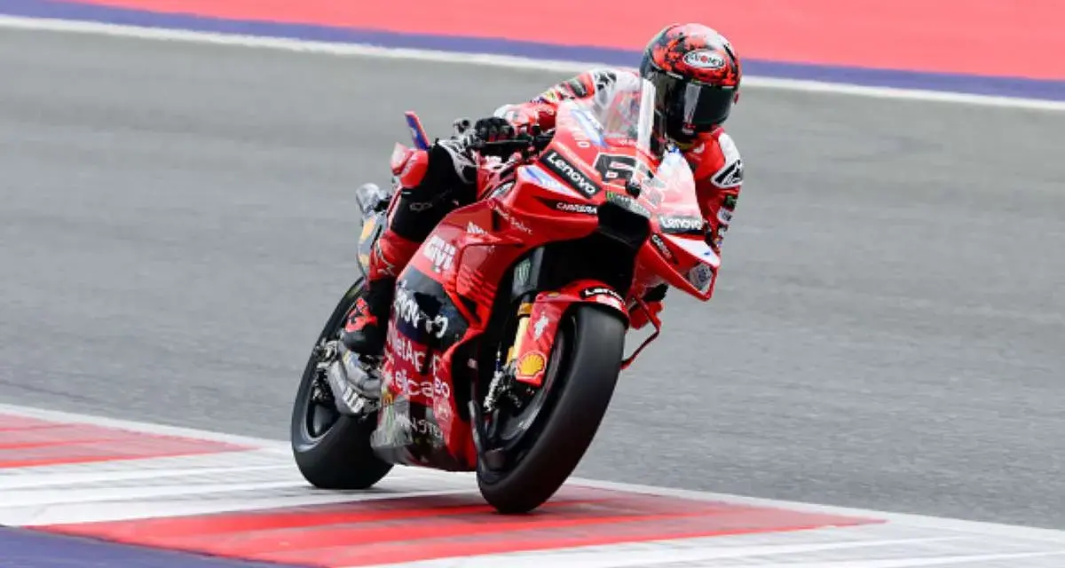 Pecco Bagnaia in azione con la sua Ducati. Quanti mondiali ha vinto Pecco Bagnaia? Uno, per ora, ma la strada è lunga!