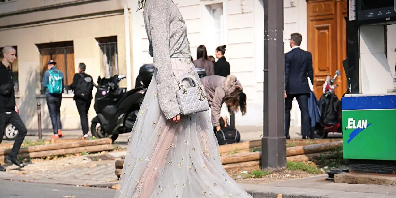 Elegante outfit vestido invierno con falda de tul bordada y jersey gris. Bolso Dior y zapatos de tacón completan el look.