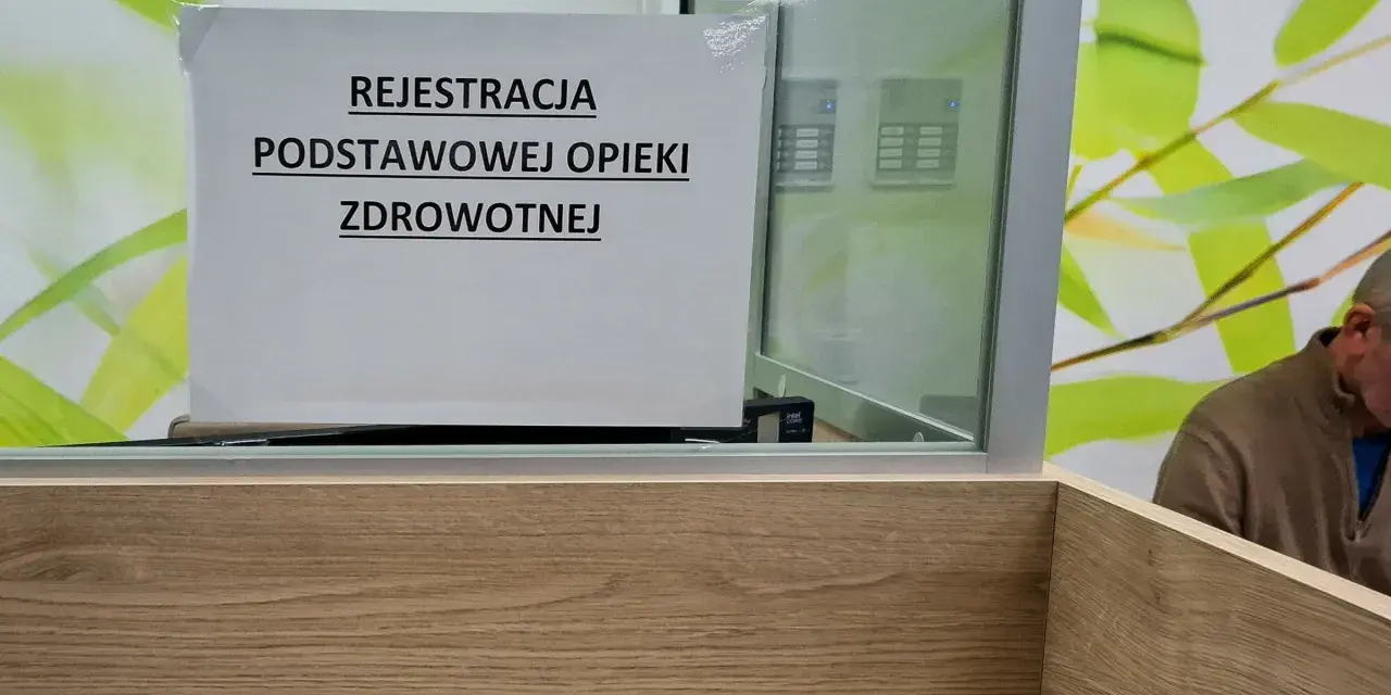 Tabliczka "Rejestracja Podstawowej Opieki Zdrowotnej" w poczekalni. Ubezpieczenie zdrowotne to podstawa.