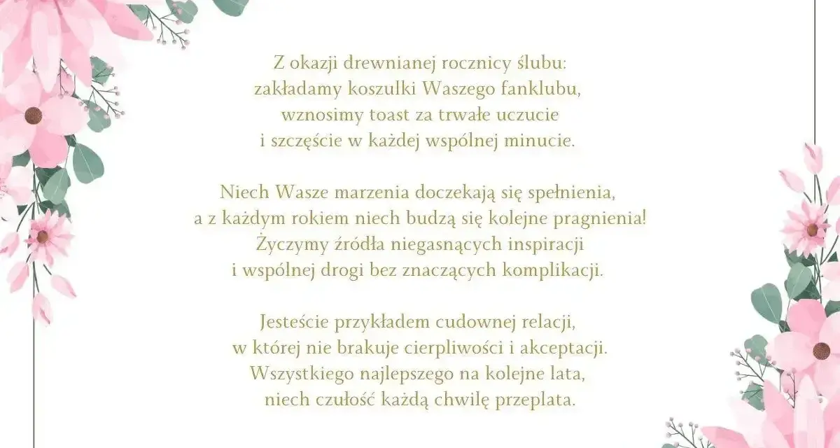 Wzruszające cytaty na rocznicę ślubu, otoczone delikatnymi, różowymi kwiatami. Życzenia miłości, spełnienia marzeń i wspólnej drogi.