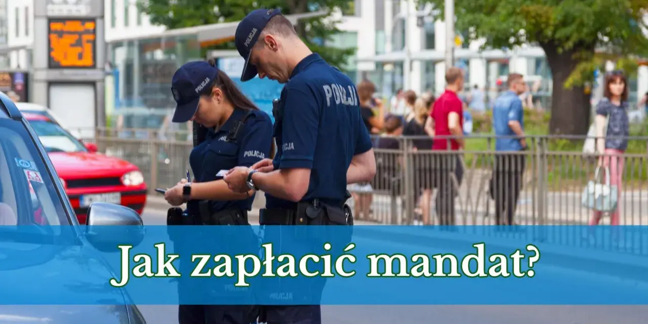 Dwóch policjantów w mundurach rozmawia, jeden z nich spisuje coś na kartce. W tle widać ludzi i budynki. Pytanie brzmi: "Jak zapłacić mandat?".