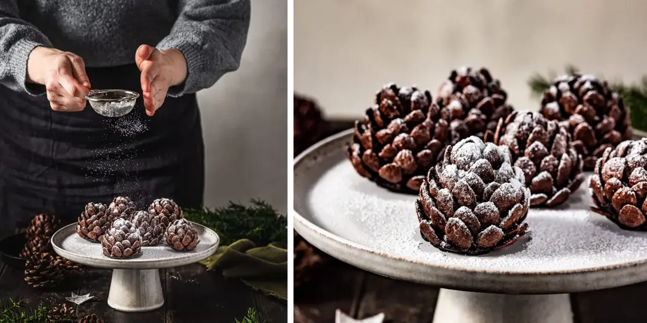 Schokoladen-Tannenzapfen-Kekse werden mit Puderzucker bestäubt. Ein festlicher Genuss, der an Tannenzapfen backen erinnert.