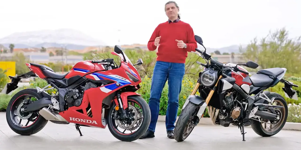 Mężczyzna w czerwonym swetrze prezentuje dwa motocykle Honda: sportowy CBR i naked bike CB650R.
