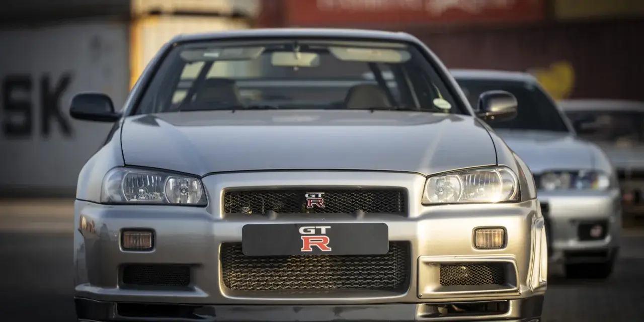Srebrny Nissan GTR R34, ikona motoryzacji. Zastanawiasz się nad nissan gtr cena? Ten klasyk wciąż budzi emocje.