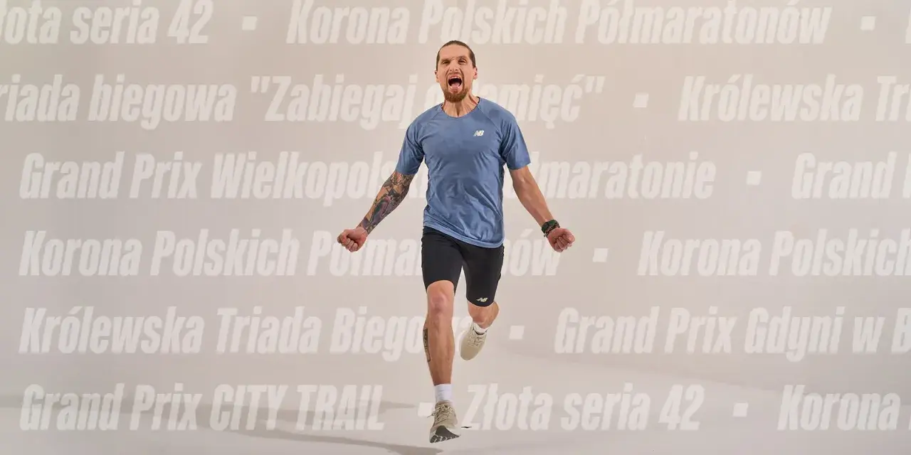 Mężczyzna w stroju sportowym biegnie, krzycząc z radości. Tło ozdobione nazwami biegów w Polsce, jak Korona Polskich Półmaratonów.