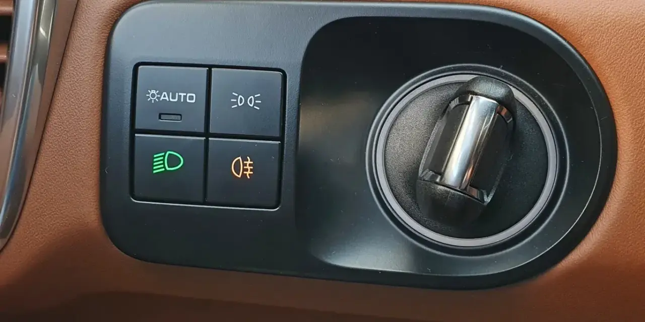 Przycisk z pomarańczową ikoną mgły to jak włączyć światła przeciwmgielne. Obok przycisk AUTO i świateł drogowych.