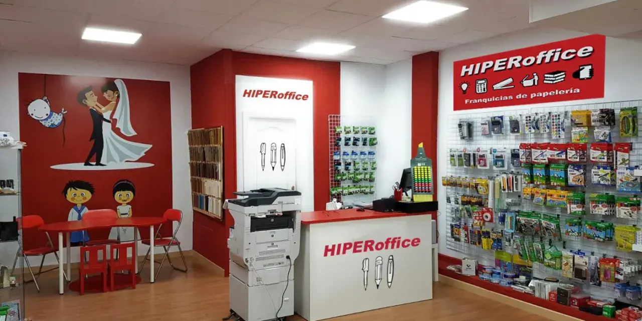 Tienda de papelería HiperOffice, ideal para quien busca qué negocio montar con 7.000 euros. Ofrece material escolar y de oficina.