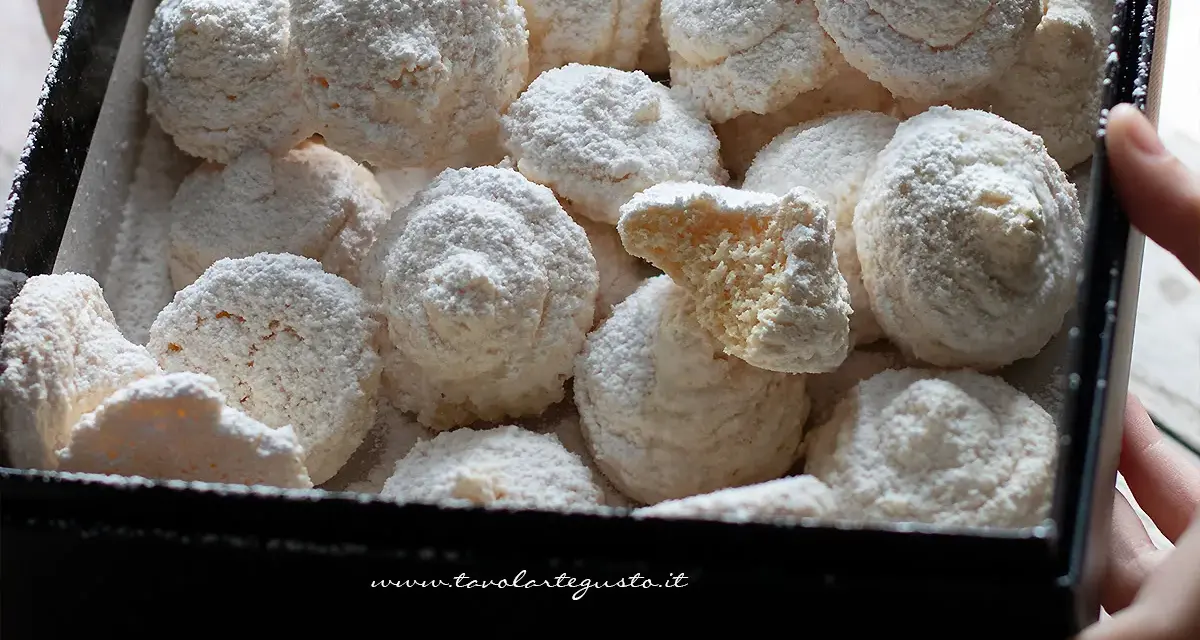 Deliziosi biscotti al cocco, soffici e ricoperti di zucchero a velo, pronti per essere gustati.