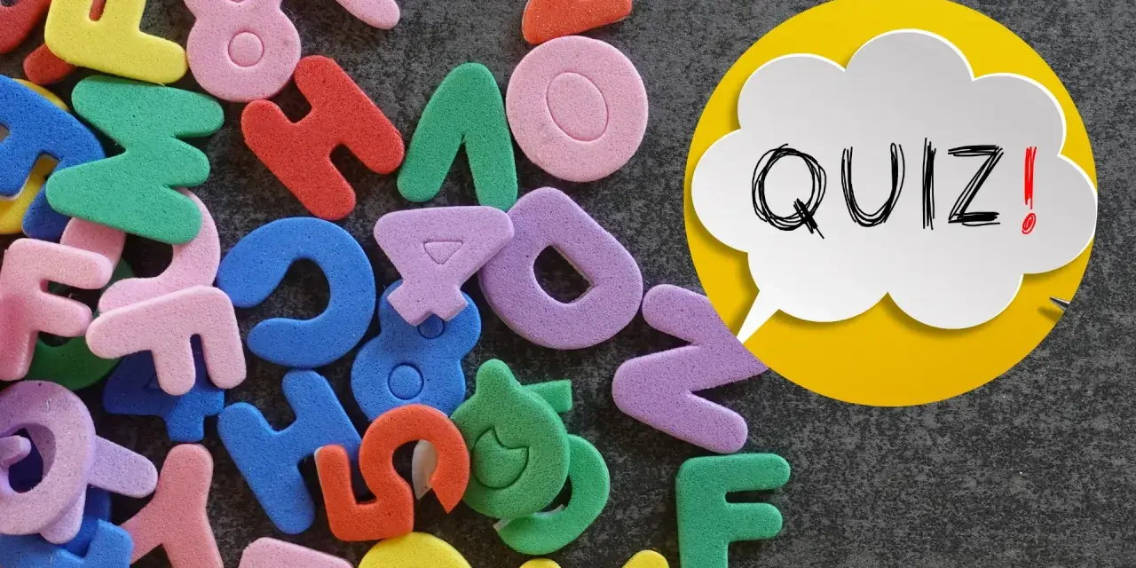Kolorowe piankowe litery i cyfry, obok dymku z napisem "QUIZ!".
