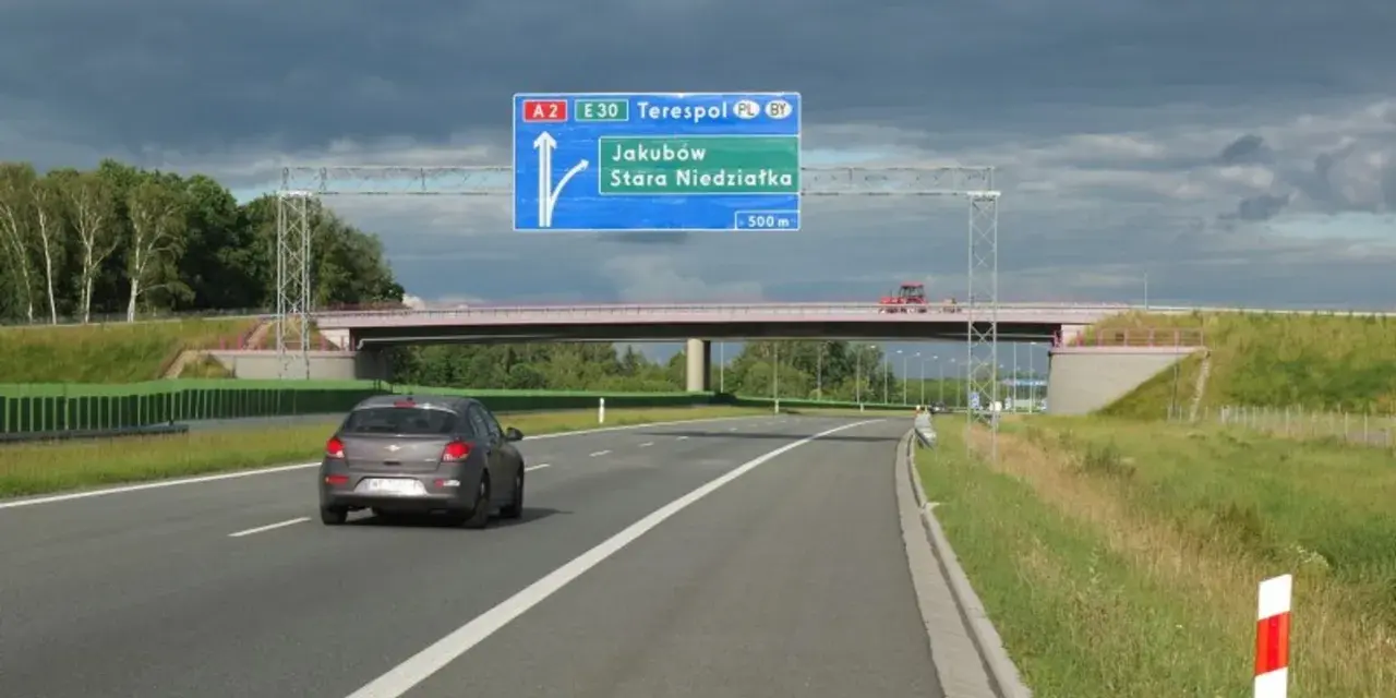 Autostrada A2 z tablicą kierunkową na Terespol, Jakubów i Starą Niedziałkę.