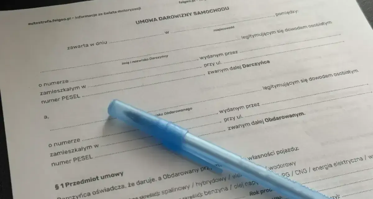 Umowa darowizny samochodu. Dokument zawiera dane darczyńcy i obdarowanego, szczegóły pojazdu oraz miejsce na podpisy.