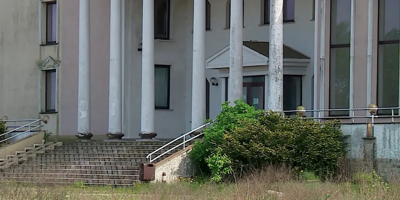Hotel Murat w Wejherowie z kolumnami i schodami prowadzącymi do wejścia.