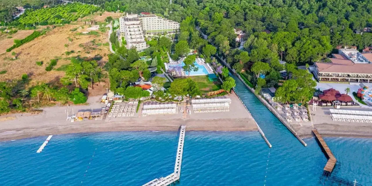 Widok z lotu ptaka na hotel z basenami i plażą w Kemer. Ma biche kemer by werde hotels to idealne miejsce na wakacje.