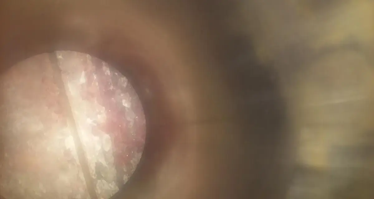 Wnętrze cylindra Ursusa C-360 z widocznymi śladami wody w oleju, nalotem i zatarciem.