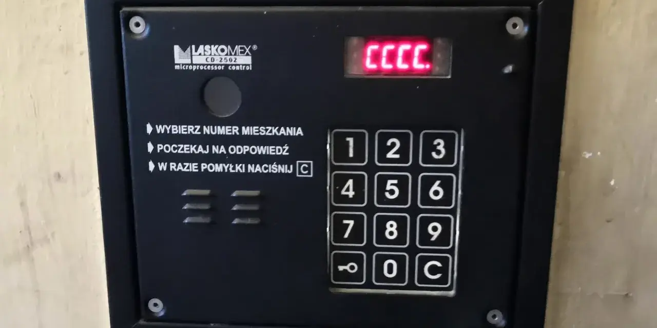 Jak wpisać kod do domofonu? Otwórz drzwi za pierwszym razem!