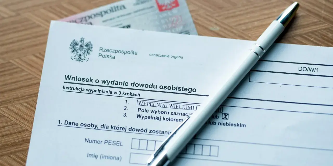 Formularz wniosku o wydanie dowodu osobistego i długopis. Czas oczekiwania na dowód zależy od urzędu.