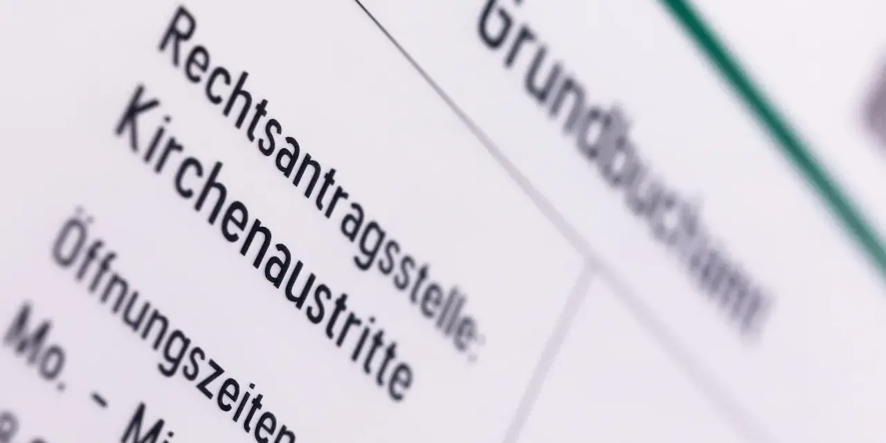 Text auf einem Dokument: "Rechtsantragsstelle", "Kirchenaustritte", "Öffnungszeiten". Hier wird erklärt, wovon die Kirchensteuer berechnet wird.