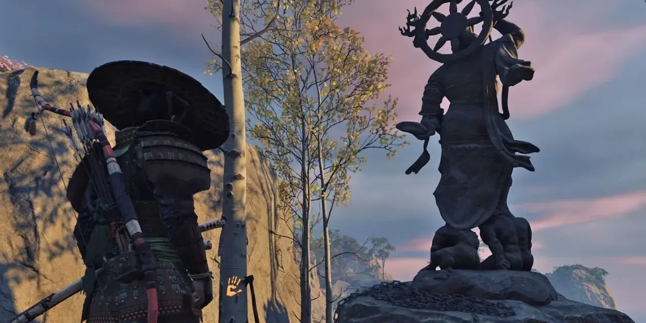 Samuraj przy Kapliczce Popiołów w Ghost of Tsushima. W tle posąg Buddy i drzewa.