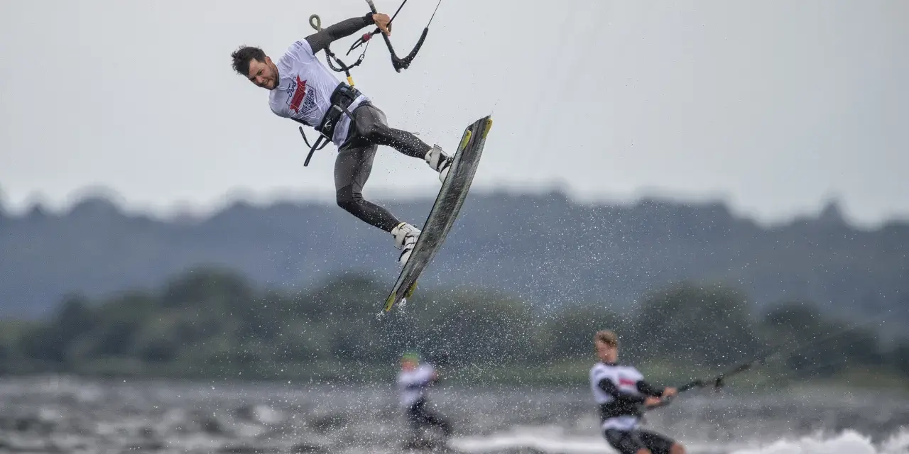 Kitesurfing: Ile naprawdę kosztuje? Scenariusze budżetowe.