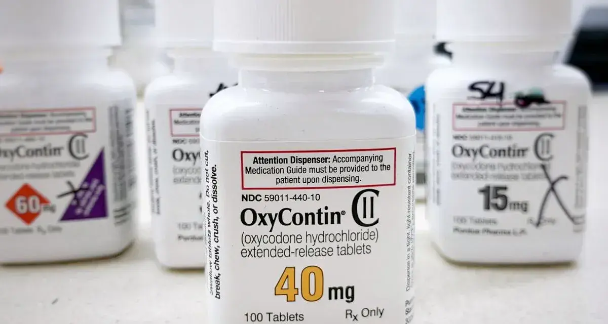 Butelki leku OxyContin w różnych dawkach, na pierwszym planie butelka 40 mg.