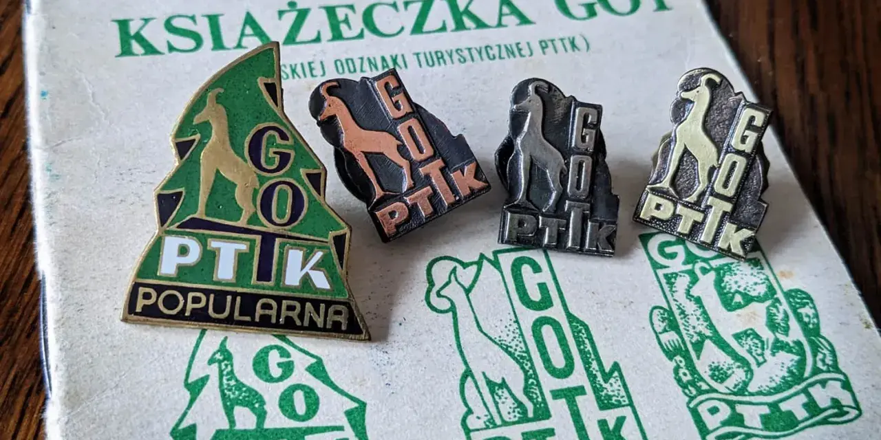 Książeczka GOT PTTK z odznakami turystycznymi. Odznaki GOT PTTK z kozicą, w różnych kolorach i stylach.
