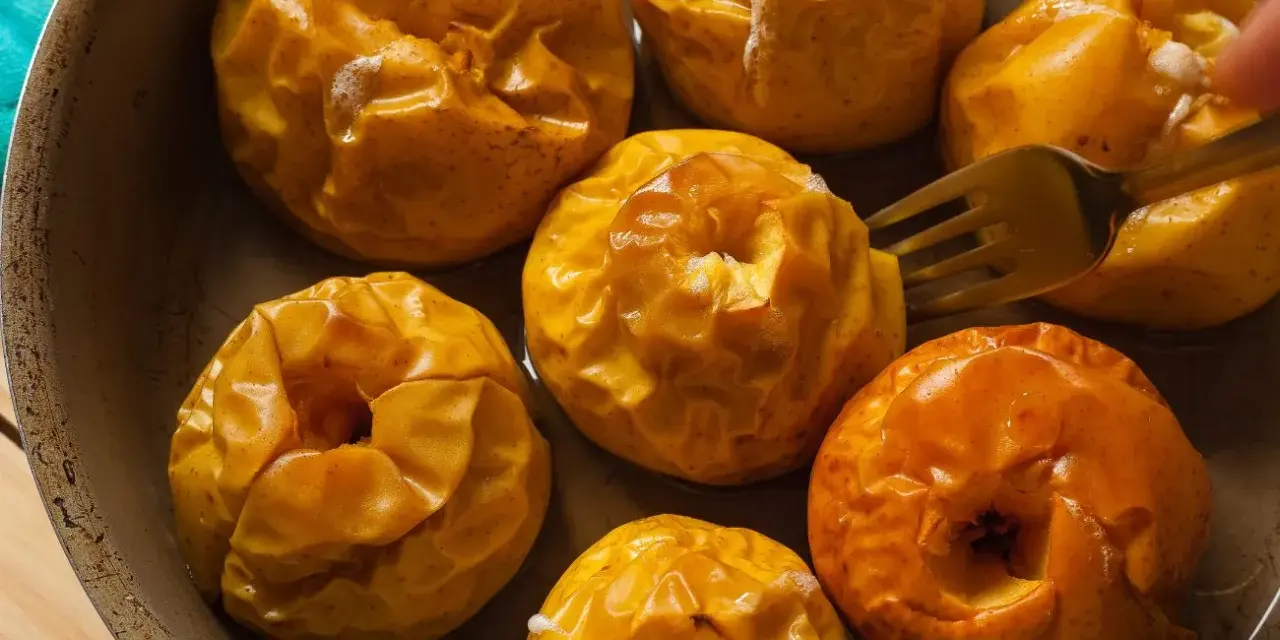 Des pommes au four dorées et fondantes, prêtes à être dégustées. Une recette simple et réconfortante.