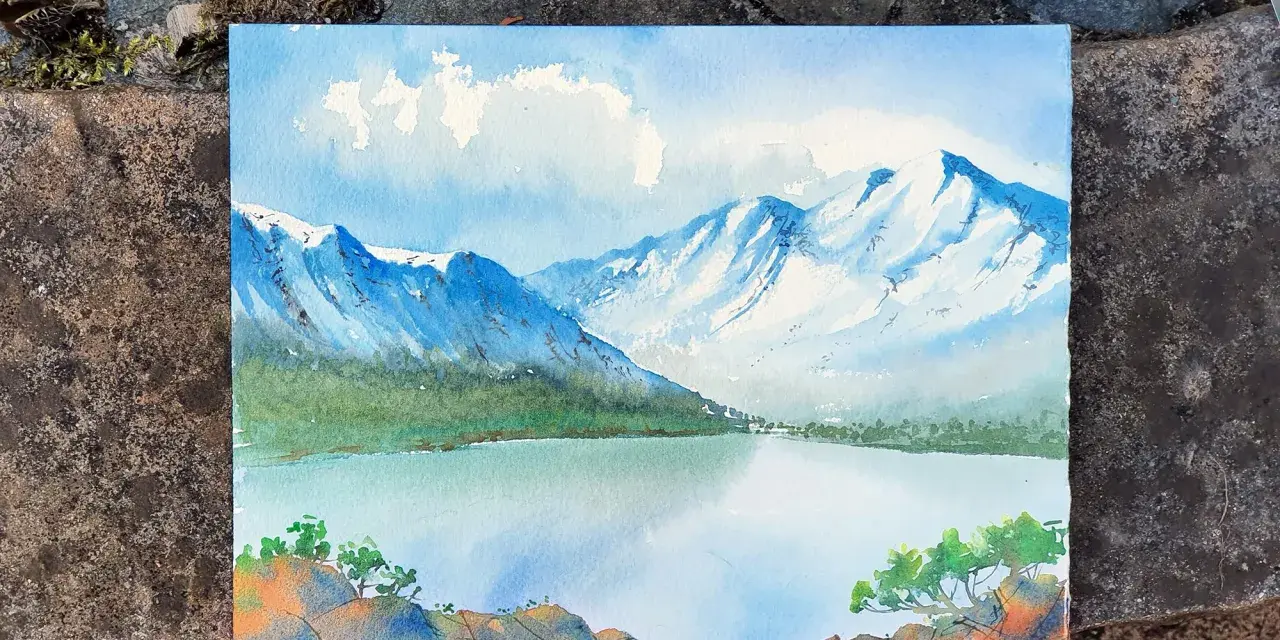Pintura de montañas nevadas y un lago sereno, mostrando como se pinta con acuarela. Nubes blancas flotan en un cielo azul.