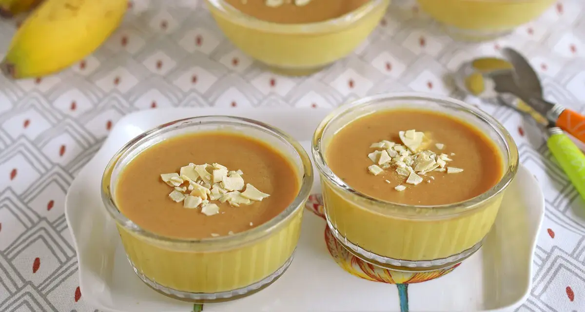 Postres de plátano en copas de cristal, decorados con láminas de almendra.
