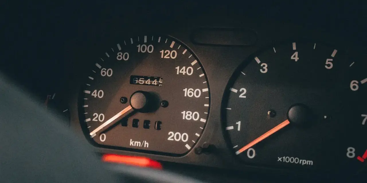 Obrotomierz i prędkościomierz pokazują, na jakich obrotach jeździć dieslem. Prędkość 0 km/h, obroty poniżej 1000 rpm.