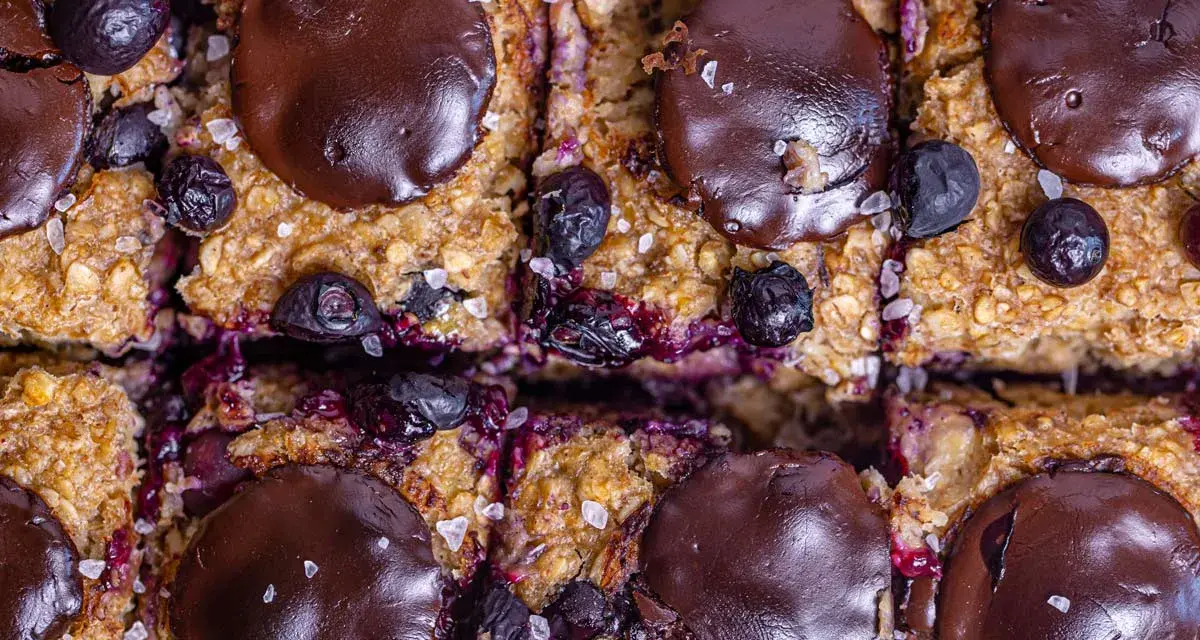 Saftige baked oats mit Blaubeeren und Schokoladenchips, bestreut mit Meersalzflocken. Ein köstlicher Genuss!
