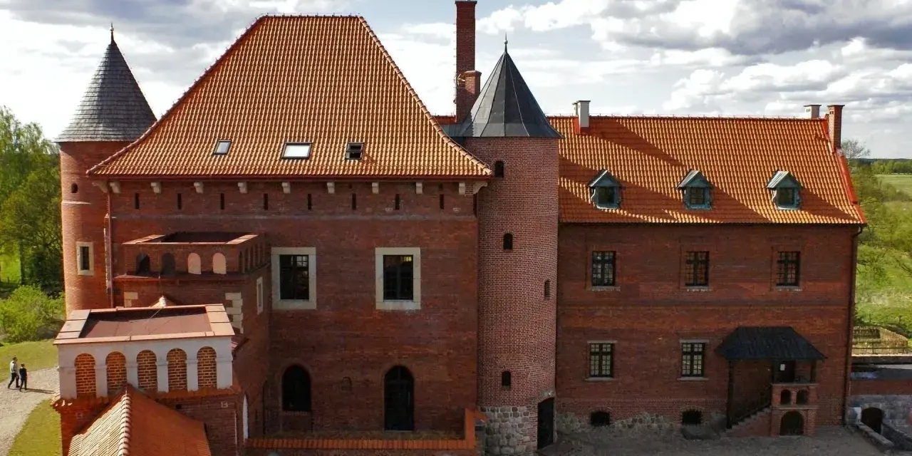 Zamek w Tykocinie, z cegły i dachówką, z wieżami i kominami. Ciekawostki o jego historii i architekturze zachwycają.
